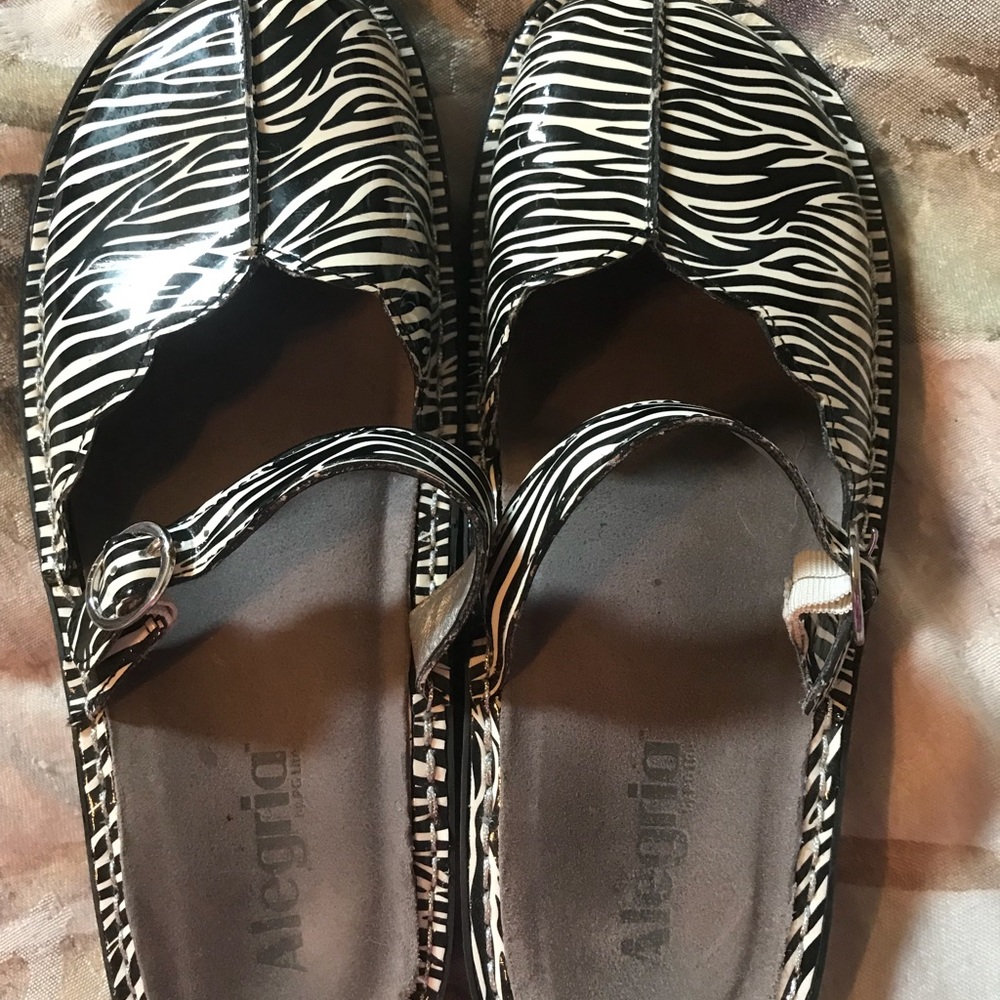 Gently used Alegria zebra print sz 8